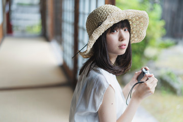 日本家屋の女性