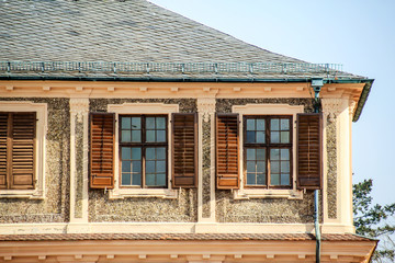 hausfront mit fensterläden 