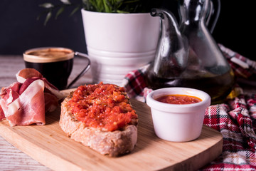Tosta con tomate y Jamon serrano