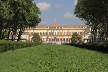 Obraz premium villa reale con prato ed erba a monza in italia, royal villa with lawn and grass in monza city in italy