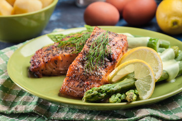 Baked salmon with asparagus and hollandaise sauce