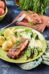 Baked salmon with asparagus and hollandaise sauce