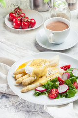 White asparagus with poached egg