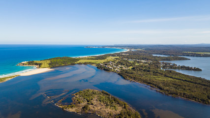Der Wallaga Lake in New South Wales Australien an eine wolkenlosen Sommertag aus der Luft fotografiert