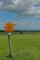 Wegweiser am Rand des Hainich Nationalparks in Thüringen