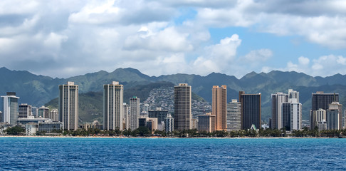 Fototapeta premium Honolulu skyline with mountains in the background