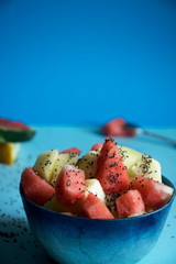 erfrischender honig- und wassermelonensalat vor blauen hintergrund
