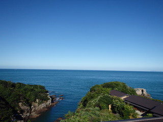 丘の上から水平線を眺める