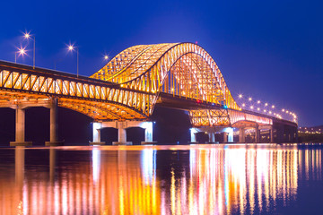 Fototapeta premium Bridge of Seoul Banghwa bridge beautiful Han river at night, Seoul, South Korea.