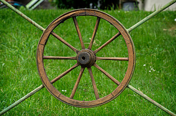 Fototapeta na wymiar altes antikes Wagenrad aus Holz