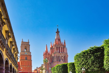 Fototapeta premium Zabytkowa katedra Parroquia De San Miguel Arcangel w historycznym centrum miasta San Miguel De Allende w Meksyku