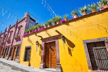 Fototapeta na wymiar Mexico, Colorful buildings and streets of San Miguel de Allende in historic city center