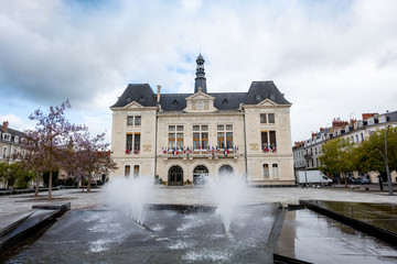Mairie de la Ville de Montlu&ccedil;on dans l'Allier
