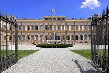 villa reale con fontana e bandiera italiana a monza in italia, royal villa with fountain and...