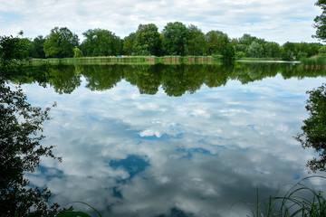 Woda stawu © Grzegorz Polak