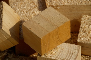 Bauholz wurde in kleine Stücke gesägt