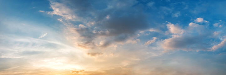 Dramatischer Panoramahimmel mit Wolken bei Sonnenaufgang und Sonnenuntergang. Panoramabild.