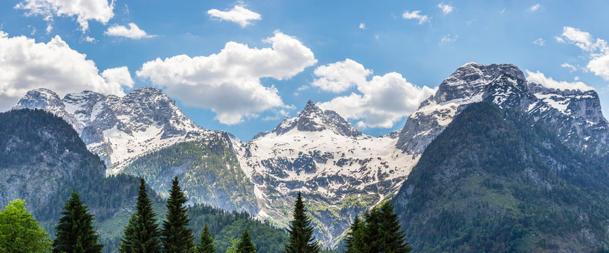 Snowy mountain range in Austria: Loferer Steinberge