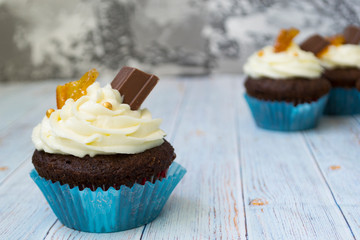 Chocolate cupcakes with vanilla butter frosting and golden crumbs, chocolate, and lemon. There is a memo for the text.