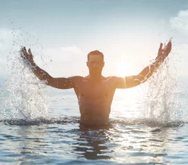 Foto auf Acrylglas Porträt eines ernsten Mannes in einem tropischen Pool © konradbak
