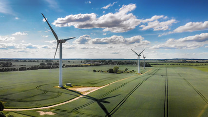 Windkraft, alternative Energie, blauer Himmel