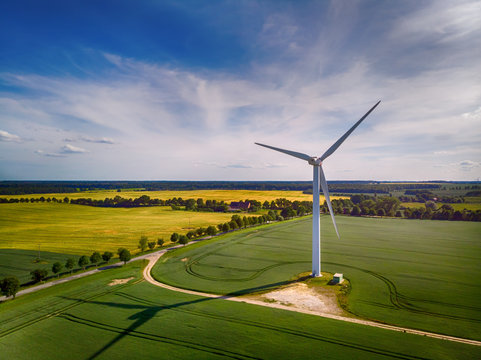 Windkraftanlage auf einem Feld, blauer Himmel