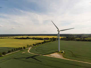 Windkraftanlage auf einem Feld