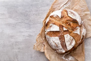 Vlies Fototapete Brot Auswahl an gebackenem Brot auf Holztischhintergrund.