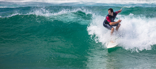 Surfando onda no Brasil