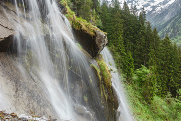 Wasserfall über Felsen in den tiroler Bergen