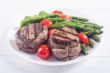 Grilled filet mignon with asparagus and tomatoes