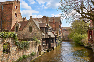 Fototapeta na wymiar buildings on the canals of bruges