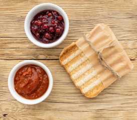 Schinkenkäsetoast in Almhütte rustikal serviert