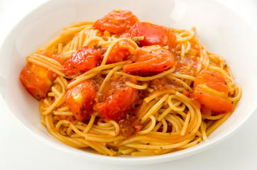 フレッシュトマトとミートソースのパスタ