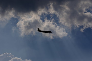 綺麗な青空と空に飛んでいる飛行機の姿
