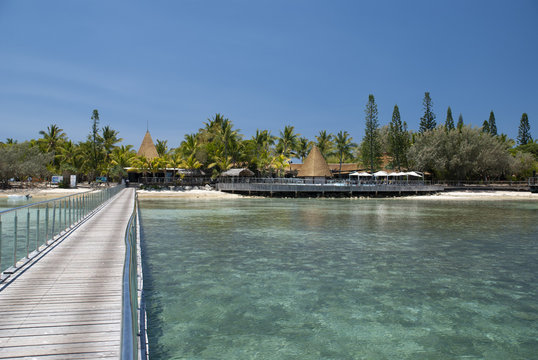 Ponton de l'Ilot Ma&icirc;tre dans le lagon de Nouvelle-Cal&eacute;donie &agrave; proximit&eacute; de Noum&eacute;a