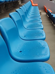 雨上がりのスタジアムの座席