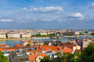 Obraz premium Beautiful view of Budapest historic center with the famous St Stepehn Basilica and Danube River
