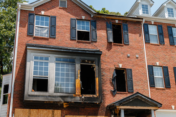 Obraz premium A burnt townhouse that was on fire.