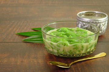 Lod Chong or Cendol is an iced sweet dessert, contains droplets of green rice flour jelly, coconut milk and palm sugar syrup. Popular in Thailand, Indonesia, Malaysia, Singapore, Cambodia, and Vietnam