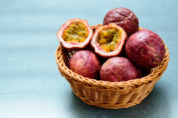 Obraz premium Fresh passion fruit in a basket, tropical and healthy fruit