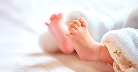 Obraz na płótnie Canvas 生後2週間の赤ちゃんの足