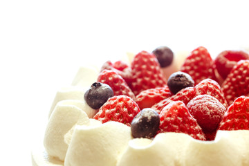 生クリームとイチゴのショートケーキのアップと白バック