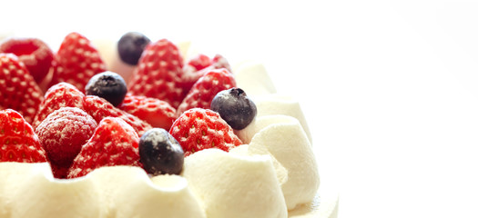 生クリームとイチゴのショートケーキのアップと白バック