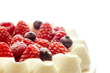 イチゴとブルーベリーのケーキのアップ