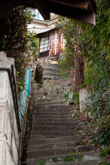Fototapeta na wymiar 坂のある町の長く続く石段
