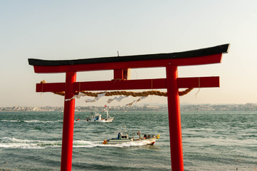 朝日で赤色が美しい神社の建築物