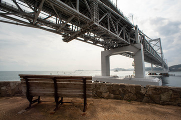 Naklejka premium 淡路島と四国を結ぶ吊り橋とベンチ
