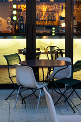 夕暮れで明かりのついた店舗