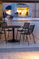 Fototapeta na wymiar 夕暮れのショッピングモールのテーブルと椅子